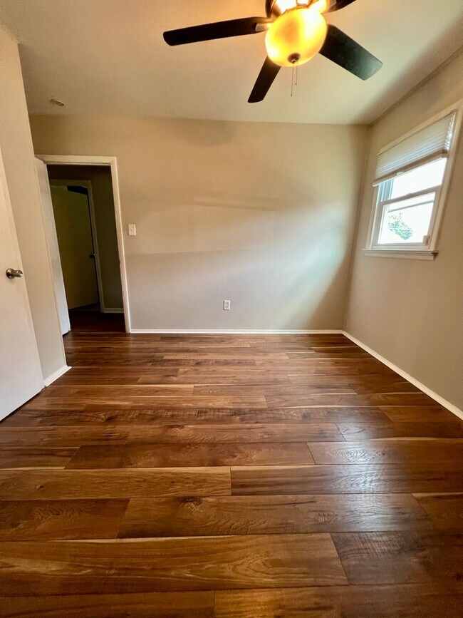 Building Photo - 3-Bedroom Single Family Home in Bristol! A...