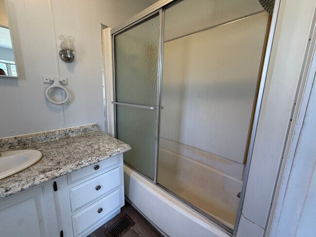 Building Photo - Spacious 3/2 available now!