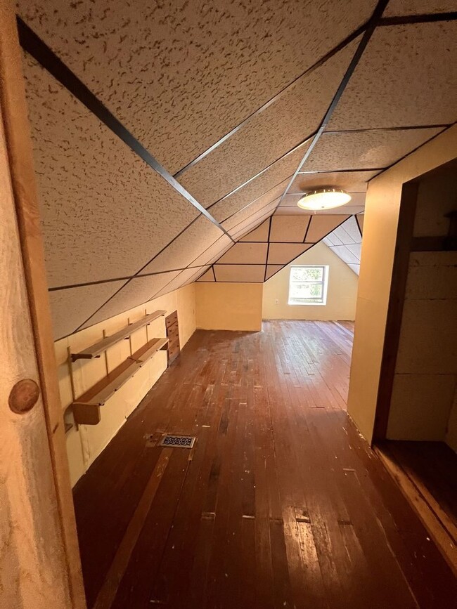 Building Photo - 3 Bedrooms, 1 Bathroom & w/upper loft Single Family with Garage - Staples