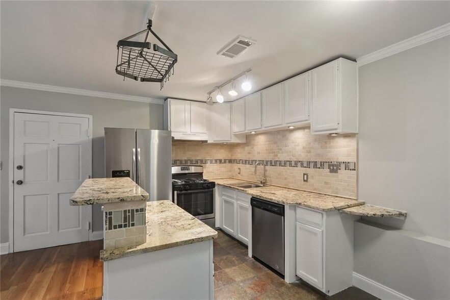 Building Photo - 880 Glendale Terrace NE