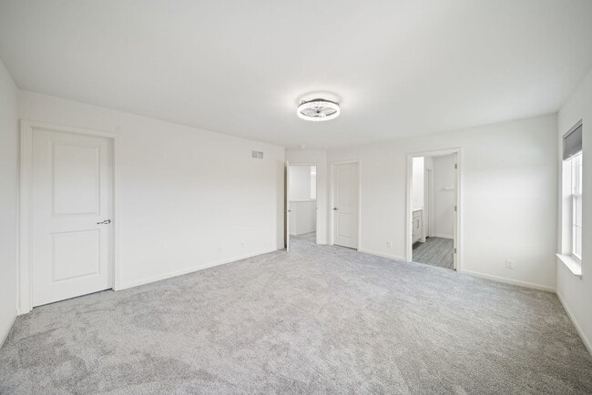 Building Photo - 356 S Pointe Ave