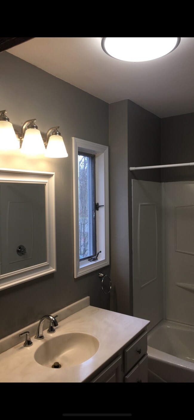 Building Photo - 87 Van Zandt Ave