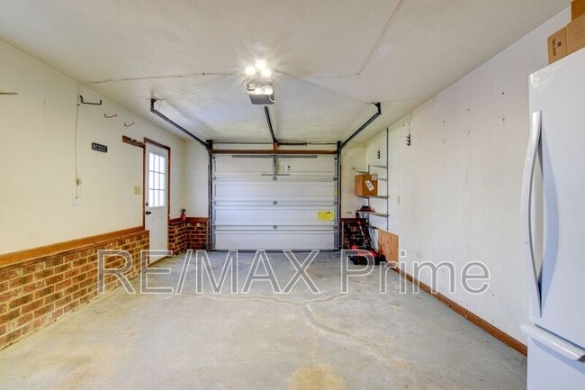 Building Photo - 412 Saddle Ct