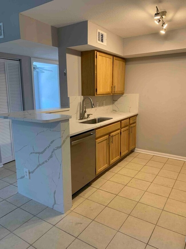 Building Photo - Newly Upgraded and Spacious 2B/2B Unfurnis...