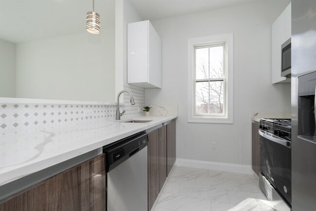 Building Photo - 144 Bergen Ave