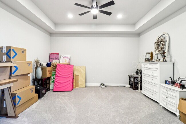 Building Photo - "Spacious 5-Bed Oasis with 4.5 Baths – You...