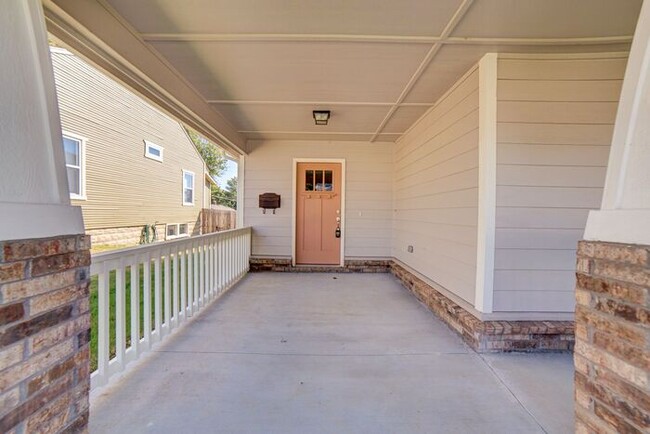 Building Photo - 3/2/2 Craftsman Style Home