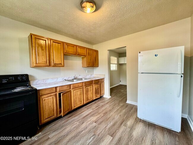 Building Photo - 7054 Red Robin Dr