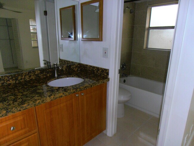 Building Photo - 877 Twin Lakes Dr