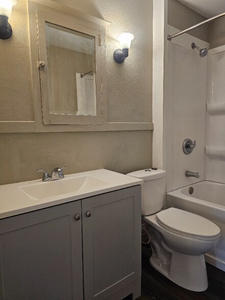 Building Photo - 426 N 5th St