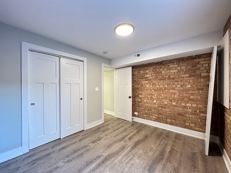 Building Photo - 1223 N La Salle Dr