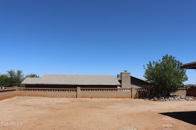 Building Photo - 1841 Lexington Dr