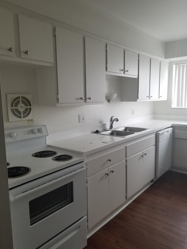 Building Photo - 1820 Axtell Dr