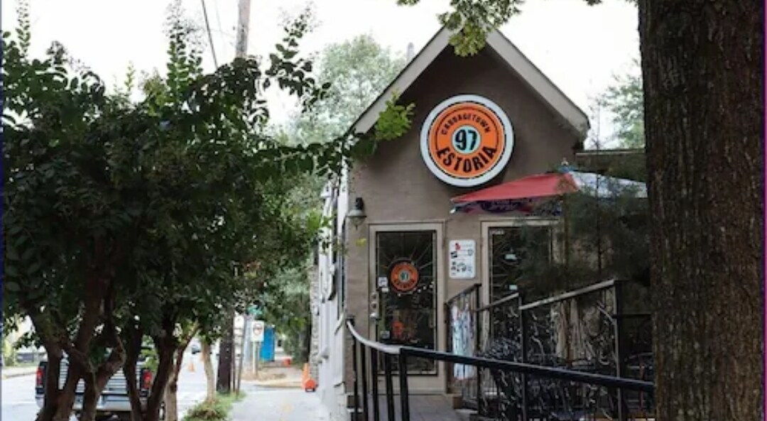 Walk to Trendy Restaurants - 607 Gaskill St SE