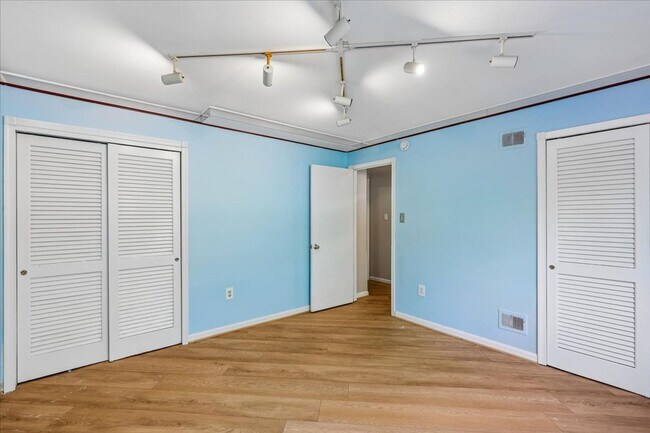 Building Photo - Bright & Stylish 2BR/1BA Condo in Sought-After Sumner Court in Bethesda
