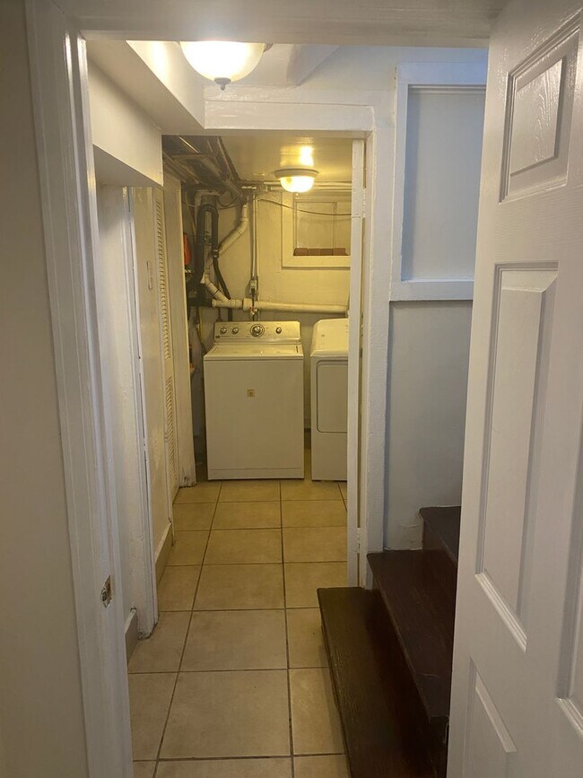 Building Photo - 2 Bed / 1 Bath Garden-Level Apartment – Available Early April!