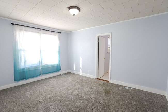 Building Photo - 1709 Oak Dr