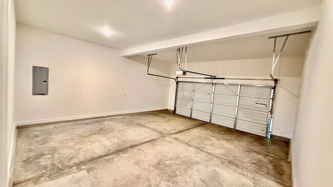 Building Photo - 5695 Pleasant Pk Pl