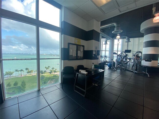 Building Photo - 1800 N Bayshore Dr