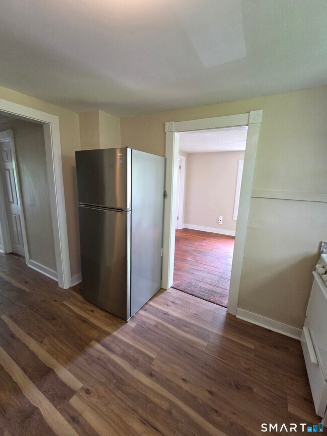 Building Photo - 22 Lakeview St