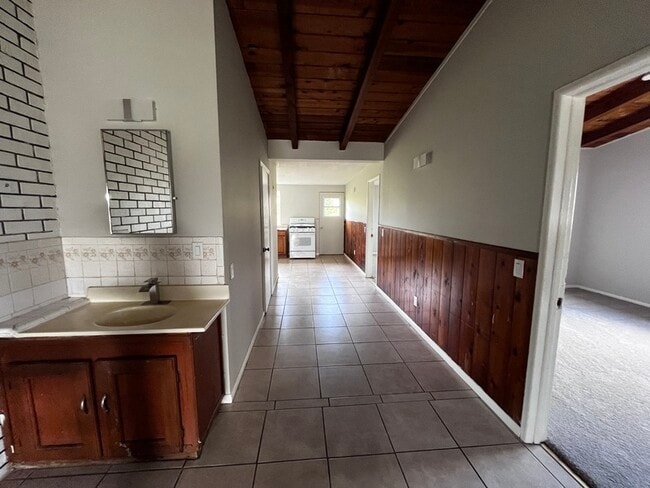 Building Photo - 2020 Euclid Ave