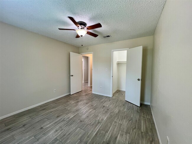 Building Photo - 11842 S Fairhollow Ln