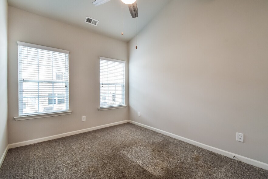 Building Photo - 63 Madaline Ln