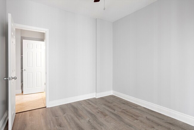 Building Photo - 4520 N Clarendon Ave