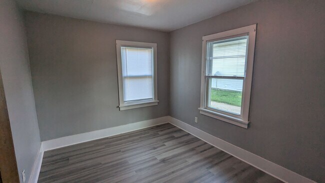 Building Photo - 306 Sullivan Ave