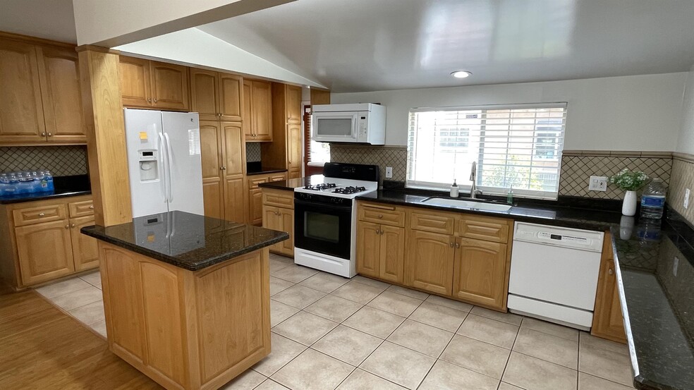 Building Photo - 5138 W 141st St