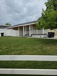 Building Photo - Maynes