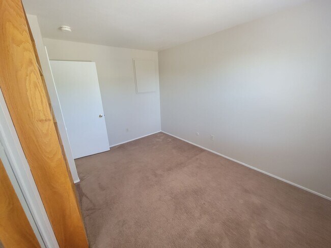 Building Photo - 2 Bedroom, 1 Bathroom Condo located in Max...