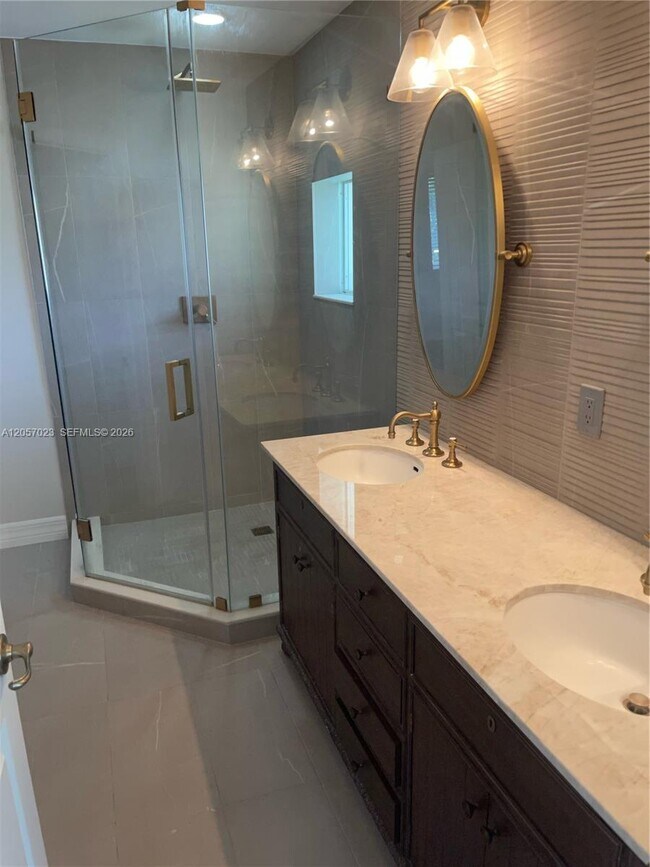 Building Photo - 2847 S Evergreen Cir