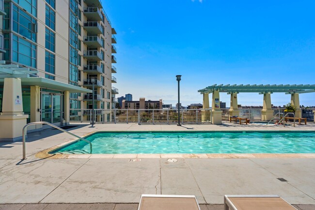 Building Photo - Super Spacious Cortez Hill 2-Bedroom at Discovery! Small Pet Ok!