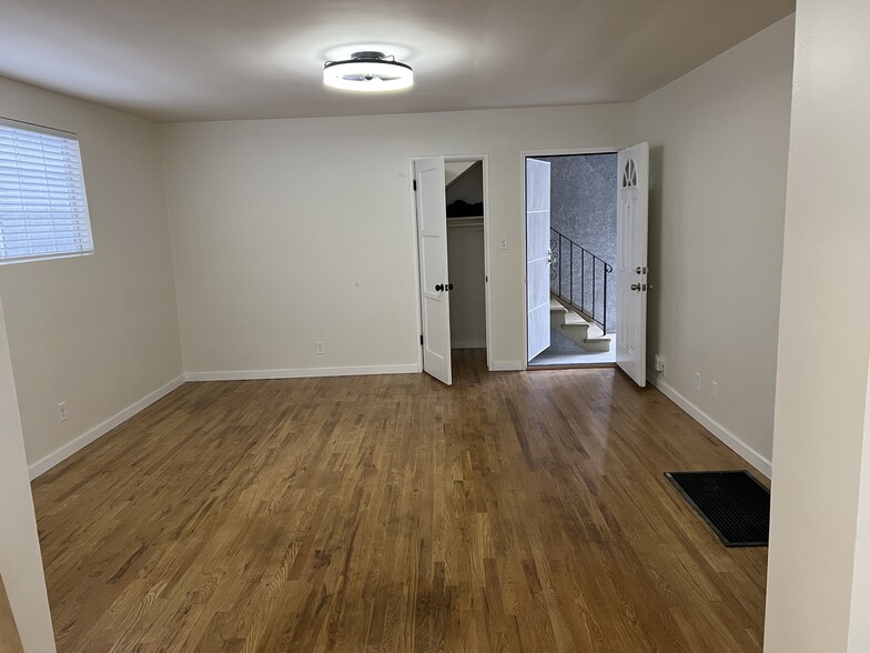 Building Photo - 12717 Oxnard St
