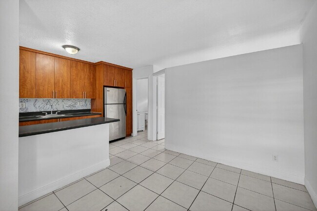 Building Photo - Bright & Modern 1-Bedroom Apartment in Prime Oakland Park Location