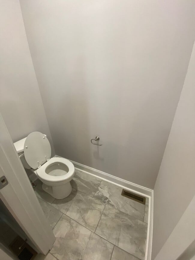 Building Photo - Move in with credit approval
