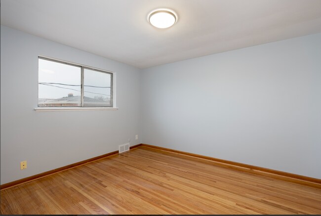 Building Photo - 568 Kenmore Ave