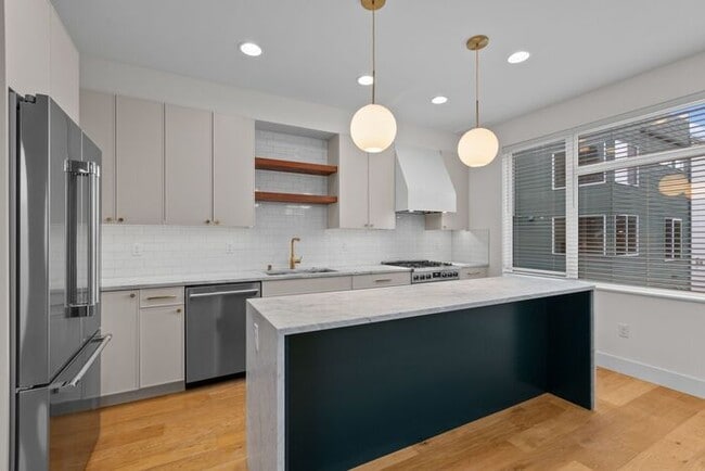 Building Photo - Stunning Modern Air-Conditioned Townhome in Coveted Whittier Heights