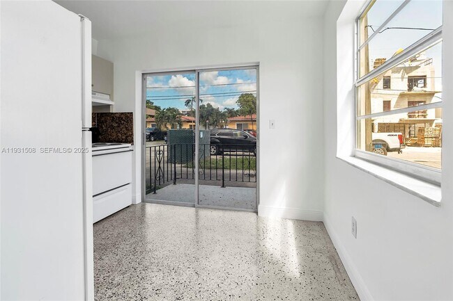 Building Photo - 644 SW 10th St