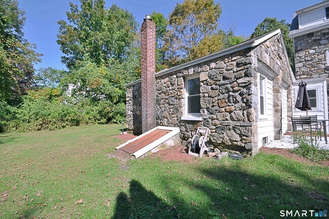 Building Photo - 10 Old Hawleyville Rd