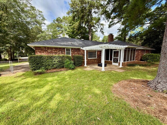 Building Photo - 4 Bedroom Brick Home in Alice Drive Area!