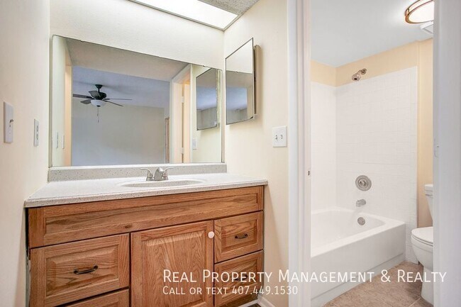 Building Photo - 2 BR / 2.5 BA Townhome in Cypress Creek Go...