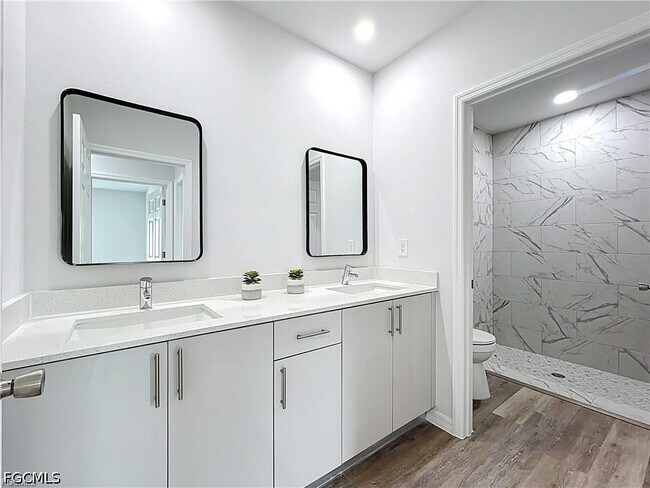 Building Photo - 912 Anthony St E