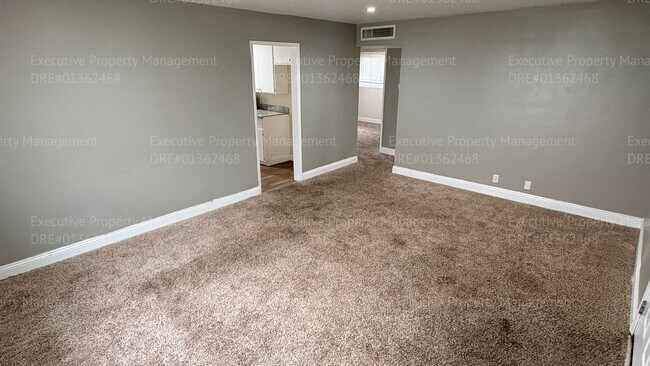 Building Photo - 2 bedroom 1 bathroom house located off the main street Oildale Dr.