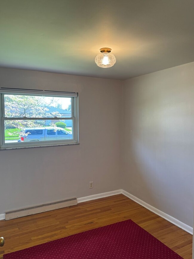 Building Photo - 3 Bedroom 1 Bathroom Available in Springfi...