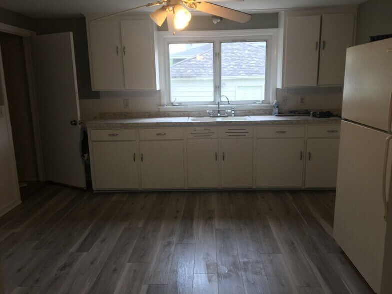 Building Photo - 327 Parkridge Ave