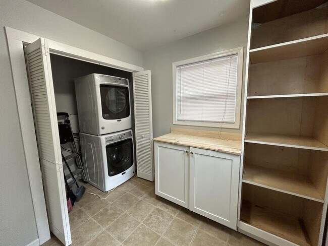 Building Photo - 121 Walker St