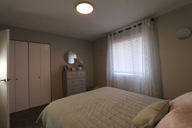 Building Photo - Spacious first floor one bedroom with mode...