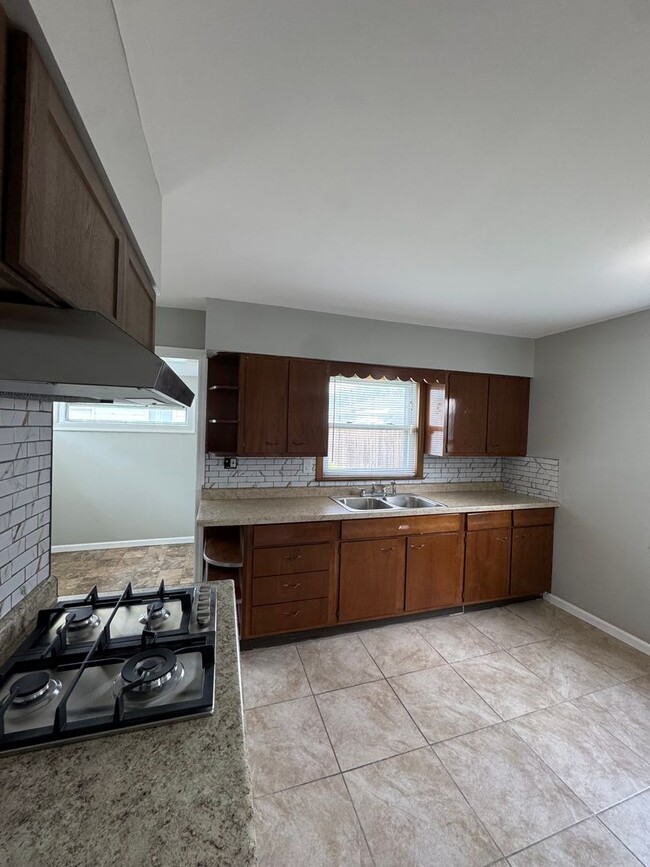 Building Photo - Two bedroom Ranch Style home in Lansing, I...